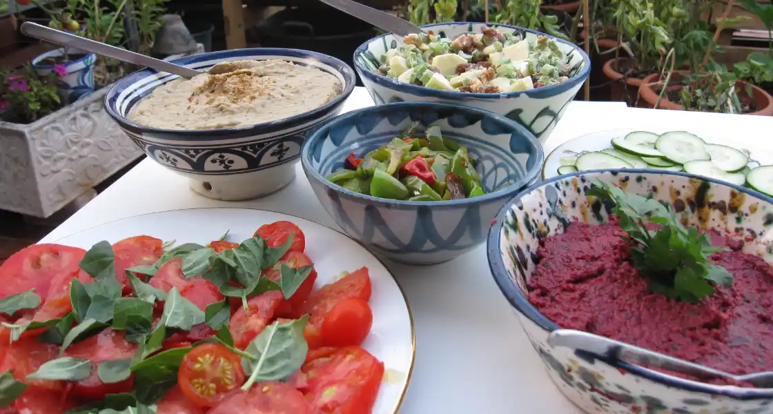 Cosecha propia en casa - tomates, albahaca, perejil, remolachas, pepinos y pimientos Cosecha propia en casa - tomates, albahaca, perejil, remolachas, pepinos y pimientos